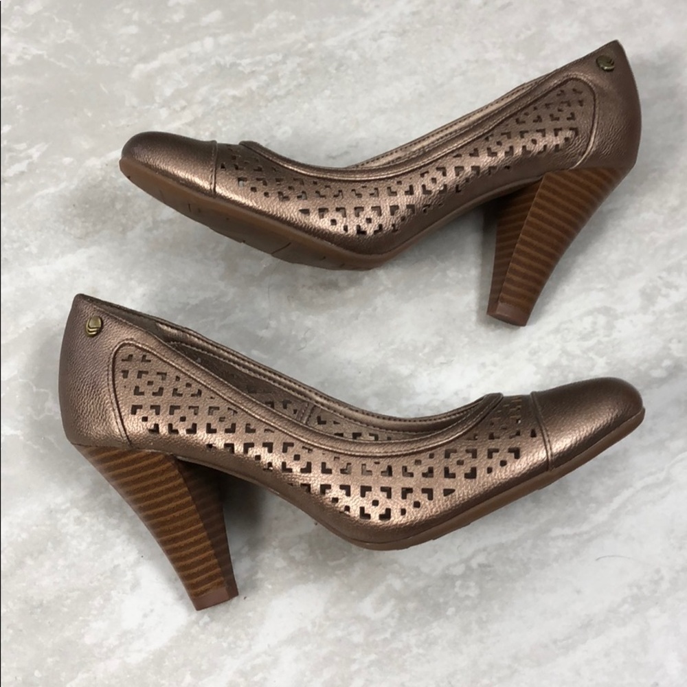 Life Stride Velocity Gold Bronze Heels